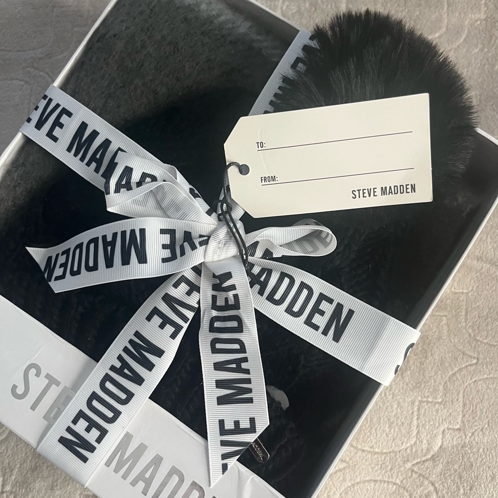 Steve Madden Scarf Beanie Gift Set OS - Picture 2 of 7